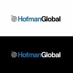 Dwa warianty logo firmy HofmannGlobal z Gdańska: jeden na białym tle, drugi na czarnym. Logo przedstawia globus z małym samolotem i nazwę firmy w kolorze niebieskim i białym.