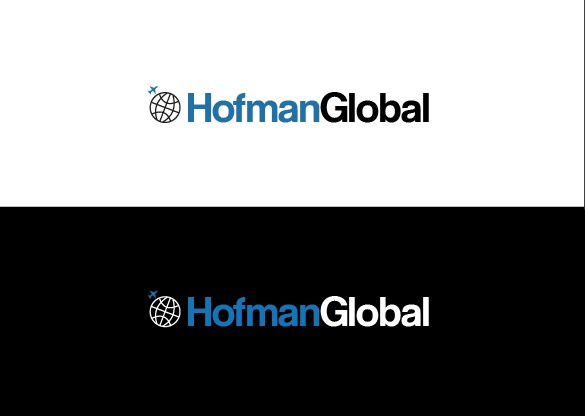 Dwa warianty logo firmy HofmannGlobal z Gdańska: jeden na białym tle, drugi na czarnym. Logo przedstawia globus z małym samolotem i nazwę firmy w kolorze niebieskim i białym.