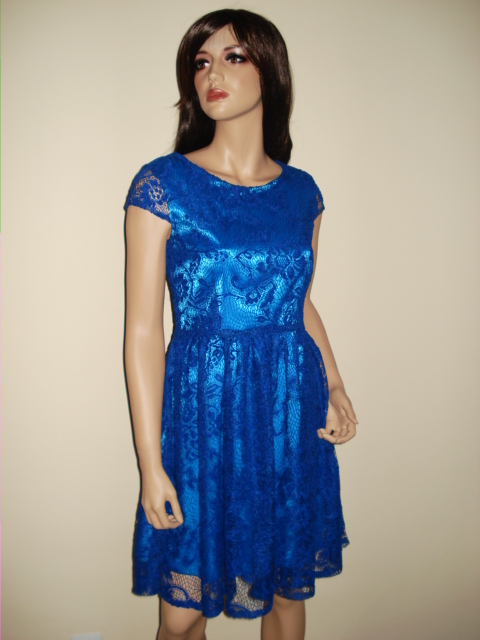 Kobaltowa, koronkowa sukienka z krótkim rękawem, prezentowana na manekinie na neutralnym tle.