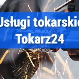 Metalowy element obrabiany na tokarce, iskrzenie w trakcie pracy, nałożony baner reklamowy z tekstem 'Usługi tokarskie Tokarz24'.