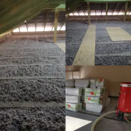 Poddasze w trakcie izolacji: widoczna warstwa wełny celulozowej między krokwiami, fragmenty płyt OSB i stos opakowanych paczek materiału izolacyjnego oraz maszyna do wdmuchiwania.