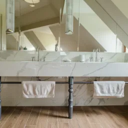 Umywalka z kamienia - konglomerat kwarcowy Calacatta Classic Inspire biało szary