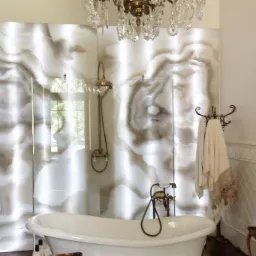 Ściana prysznicowa obłożona onyksem