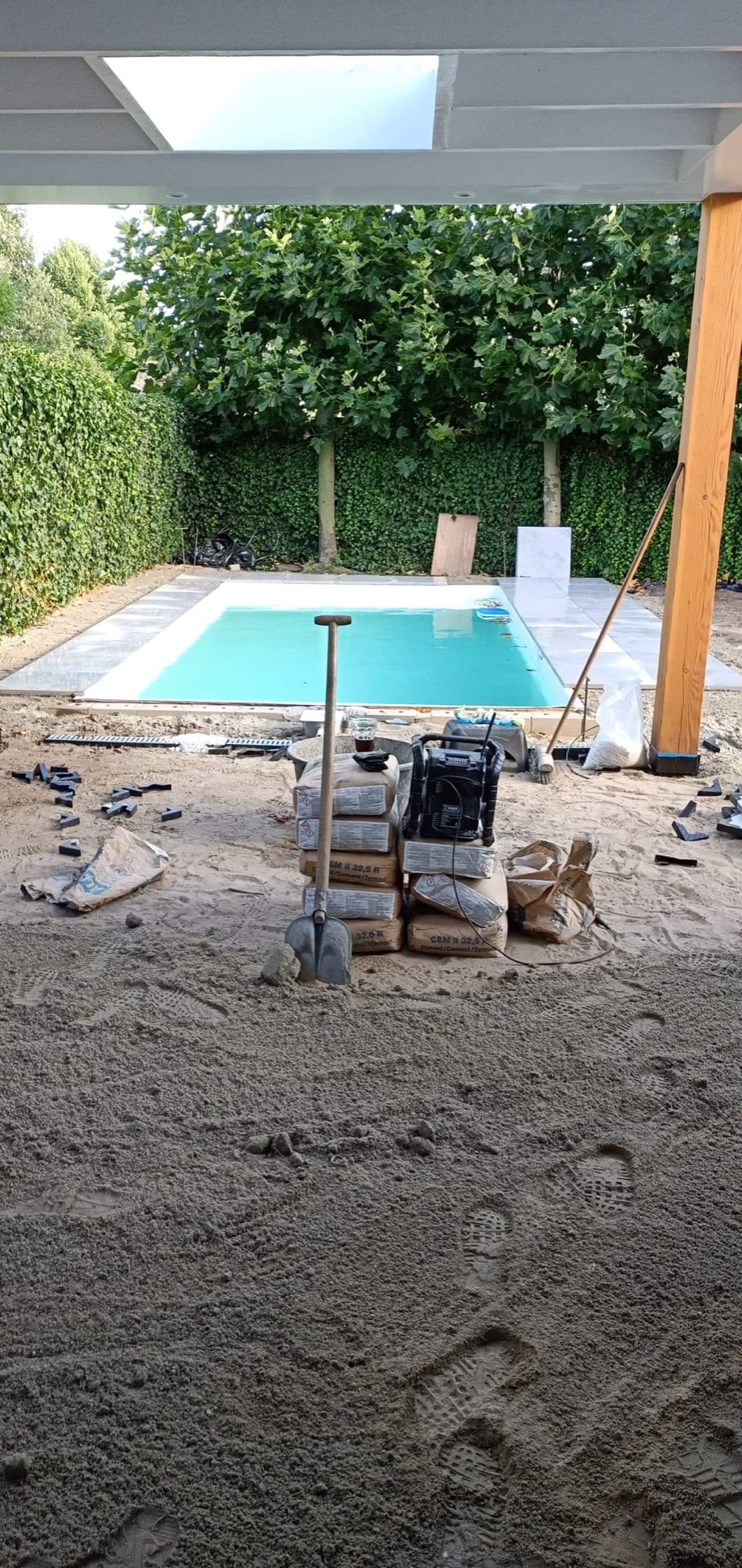 Obłożenie basenu w ogrodzie u Państwa w Holandii.