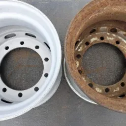 Obręcz koła po lewej stronie świeżo pomalowana na szaro, po prawej skorodowana obręcz przed renowacją.