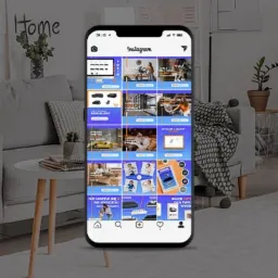 Ekran smartfona prezentujący profil na Instagramie z siatką postów o różnorodnej tematyce, w tle fragment salonu z szarą sofą i stolikiem.