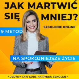 Portret uśmiechniętej kobiety z tabletem, promującej szkolenie online 'Jak martwić się mniej?' w Bystrej. Kobieta ubrana w szarą marynarkę i biały golf, na żółtym tle z napisem 'Szkolenie Online'.