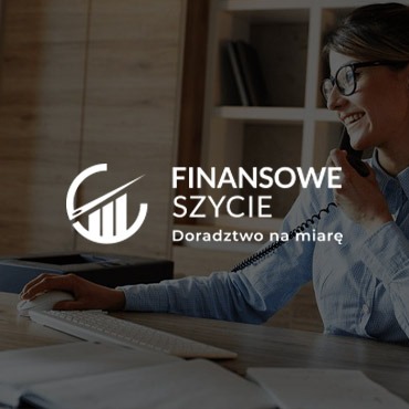 Kobieta w okularach, w jasnej bluzce, siedzi przy biurku, rozmawia przez telefon i jednocześnie obsługuje komputer. Na pierwszym planie widoczna klawiatura, na drugim logo firmy 'Finansowe Szycie'...