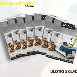 Stos ulotek składanych z wizualizacją aranżacji sypialni z łóżkiem marki Azardi, na jasnym tle z subtelnymi liniami.