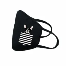 Czarna maska ochronna z nadrukiem buldoga francuskiego w kieszeni w paski.