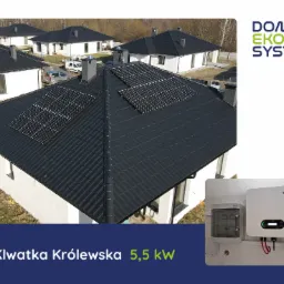 Instalacja paneli słonecznych na dachu domu jednorodzinnego z czarną dachówką, widoczny falownik SOFAR i skrzynka z bezpiecznikami. W tle inne domy z panelami.