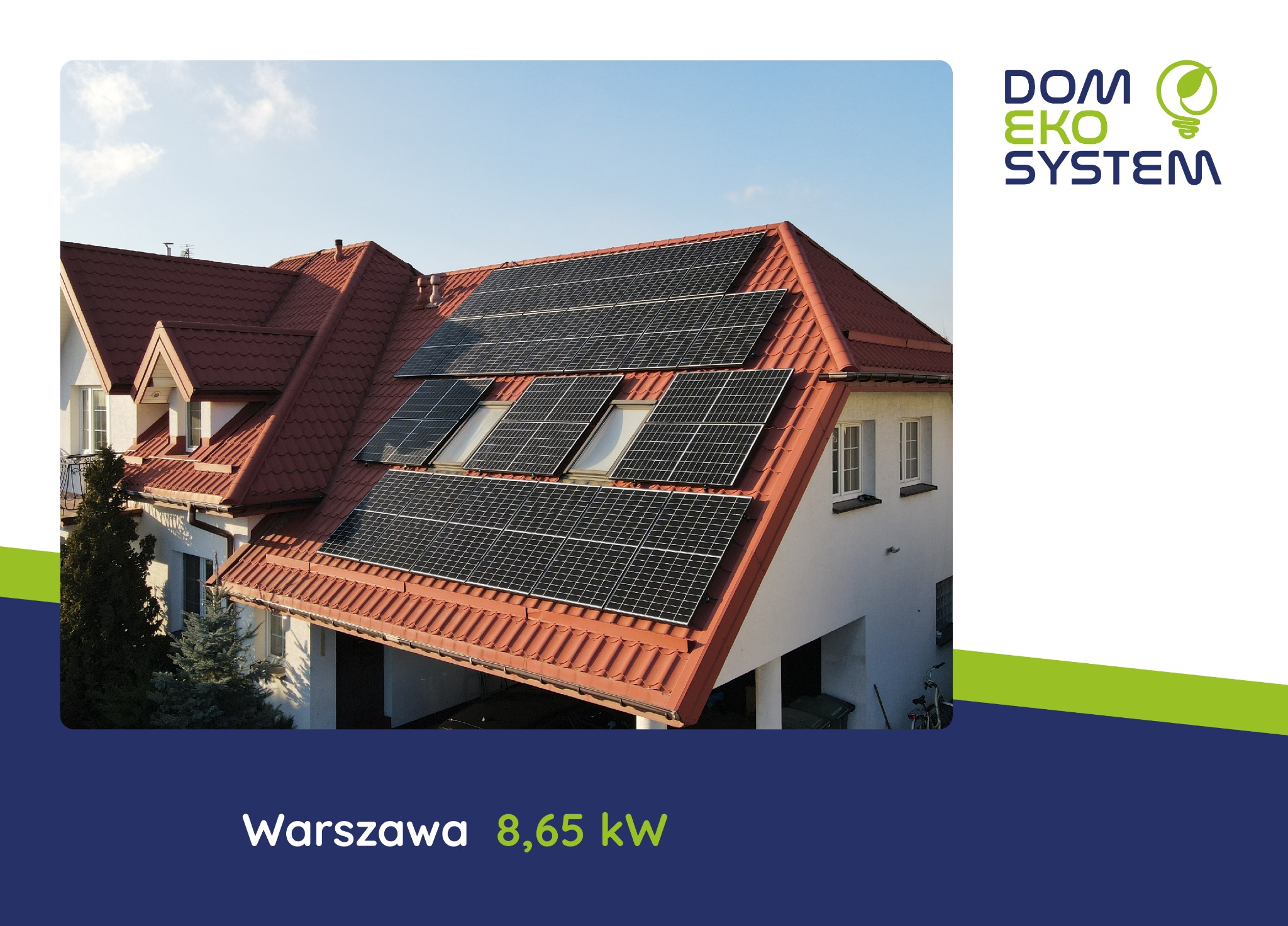 Panele słoneczne na dachu domu z czerwoną dachówką, widoczne okna dachowe, logo firmy w prawym górnym rogu.