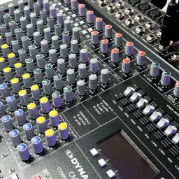 Szczegółowe ujęcie miksera dźwięku Dynacord CMS w Ostroszowicach, z widocznymi potencjometrami, suwakami i gniazdami, gotowego do pracy.