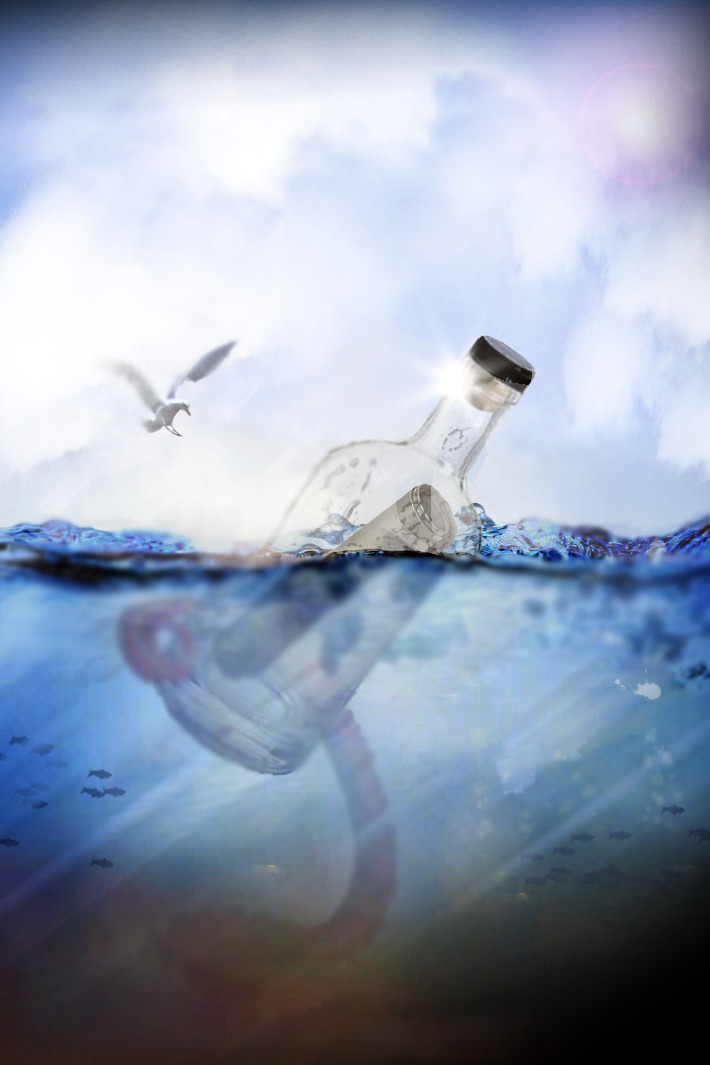 Butelka z wiadomością na wzburzonej wodzie, częściowo zanurzona, z widocznym zwiniętym papierem w środku i mewą w tle na tle nieba z chmurami.
