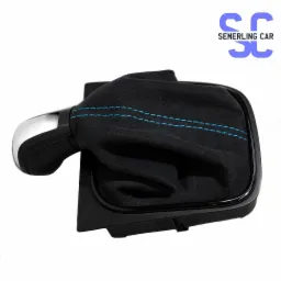 Gałka zmiany biegów z czarną, zamszową osłoną, przeszytą podwójnym, turkusowym szwem, na białym tle, z logo firmy w prawym górnym rogu.