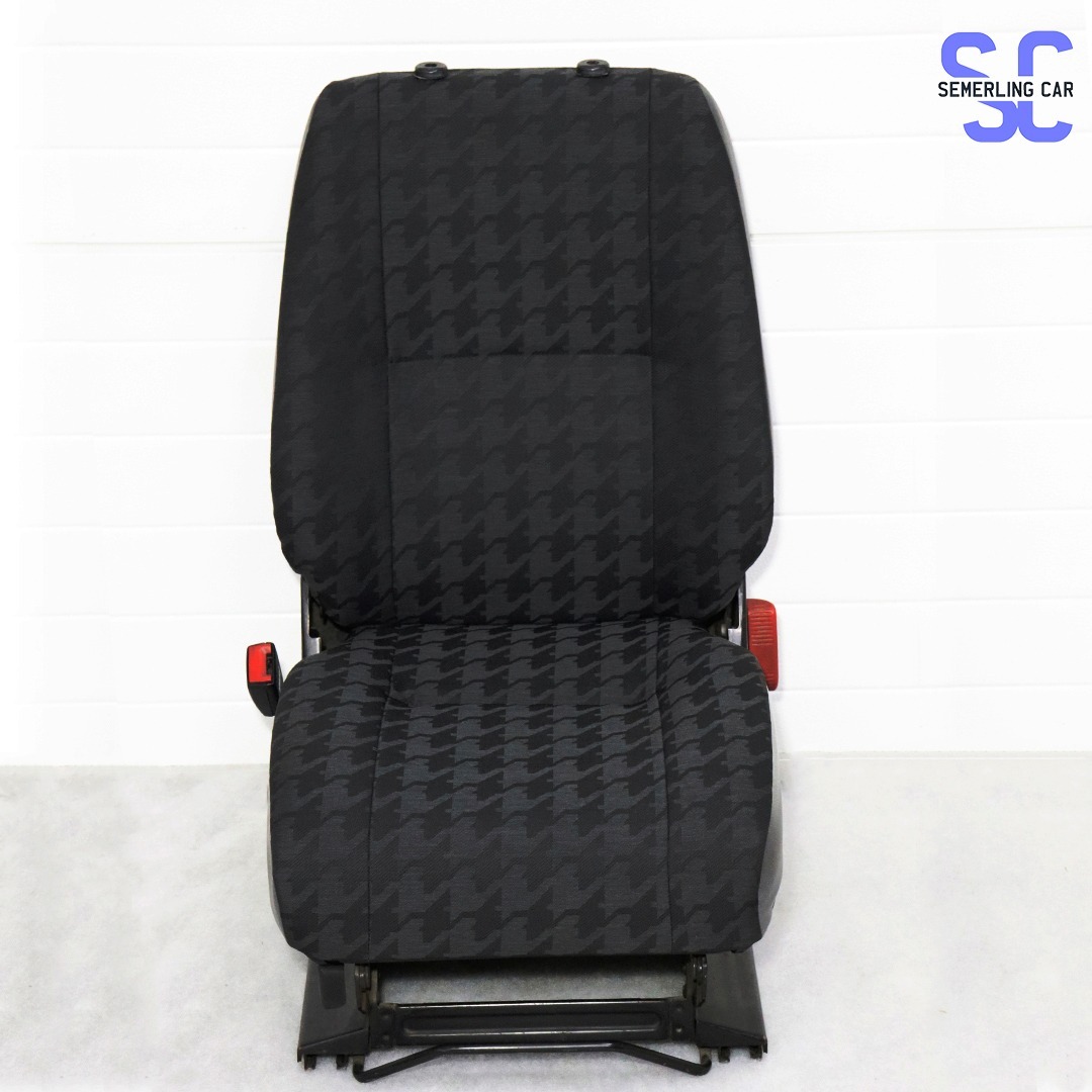 Fotel samochodowy z czarną tapicerką w deseń pepitki, widoczny pas bezpieczeństwa, na białym tle.