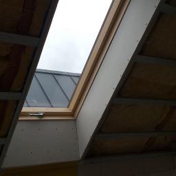 Zabudowa okna dachowego na poddaszu 