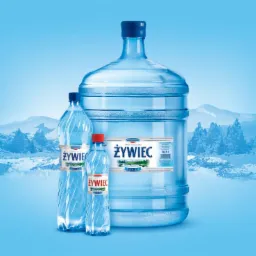 Zestaw wód Żywiec Perła: butelka 18,9l, duża i mała butelka PET na tle górskiego pejzażu w odcieniach błękitu. Widoczny logotyp i etykiety.