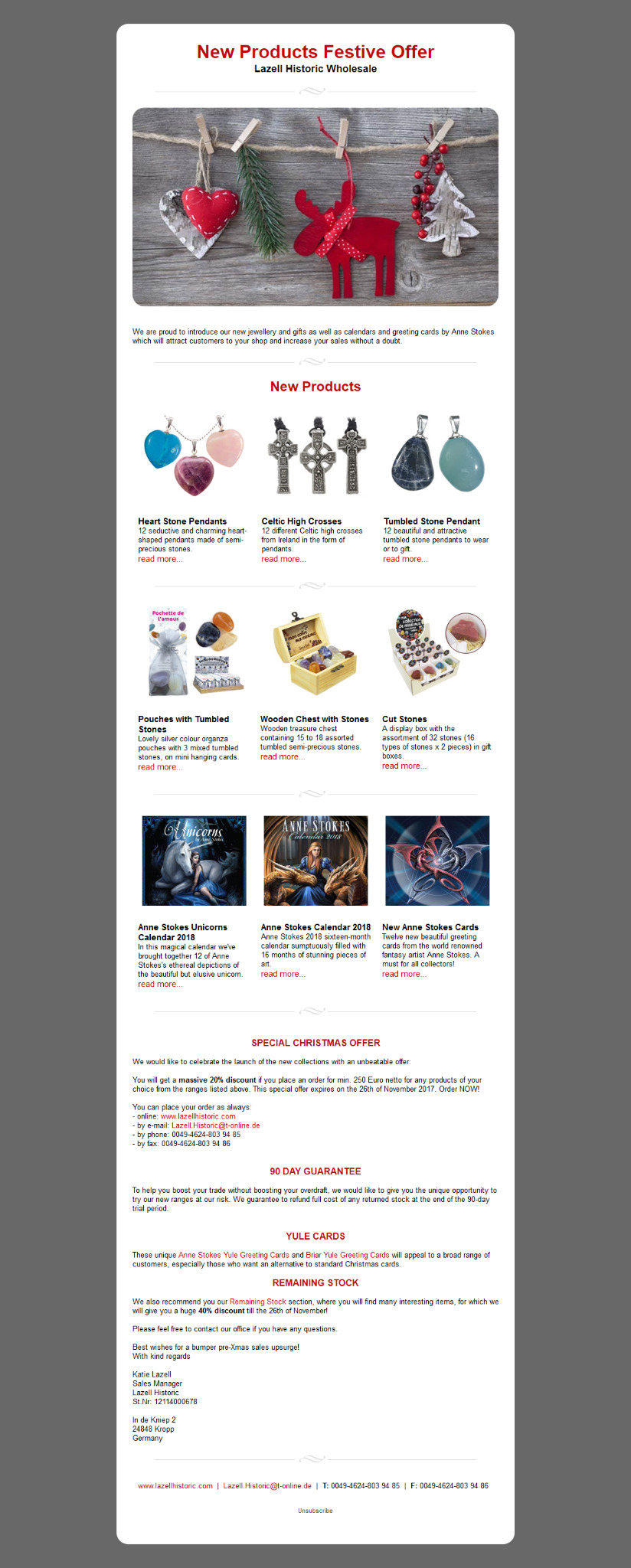 Dekoracje świąteczne wiszące na sznurku z drewnianymi klamerkami: czerwone serce z filcu, drewniana choinka w stylu rustykalnym i czerwony renifer z białymi kropkami.