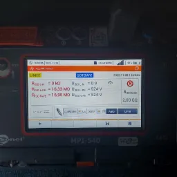 Miernik Sonel MPI-540 z widocznym ekranem prezentującym wyniki pomiarów rezystancji izolacji i napięcia, wskazujące na przekroczenie limitu.