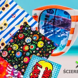Kolorowe próbki tkanin z różnymi wzorami, w tle okulary przeciwsłoneczne z odbijającym się plażowym krajobrazem i logo producenta ściereczek do okularów.
