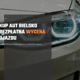 Reflektor nowoczesnego, jasnego samochodu z tekstem reklamowym 'Skup Aut Bielsko - Bezpłatna Wycena Pojazdu' i informacją o skupie aut za gotówkę.