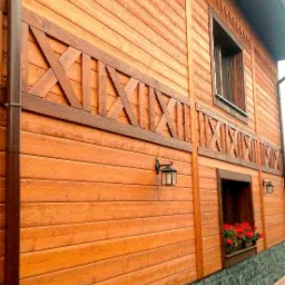 Elewacja domu murowanego. Założeniem projektu była imitacja domu na dom drewniany. Projekt Iłża / świętokrzyskie