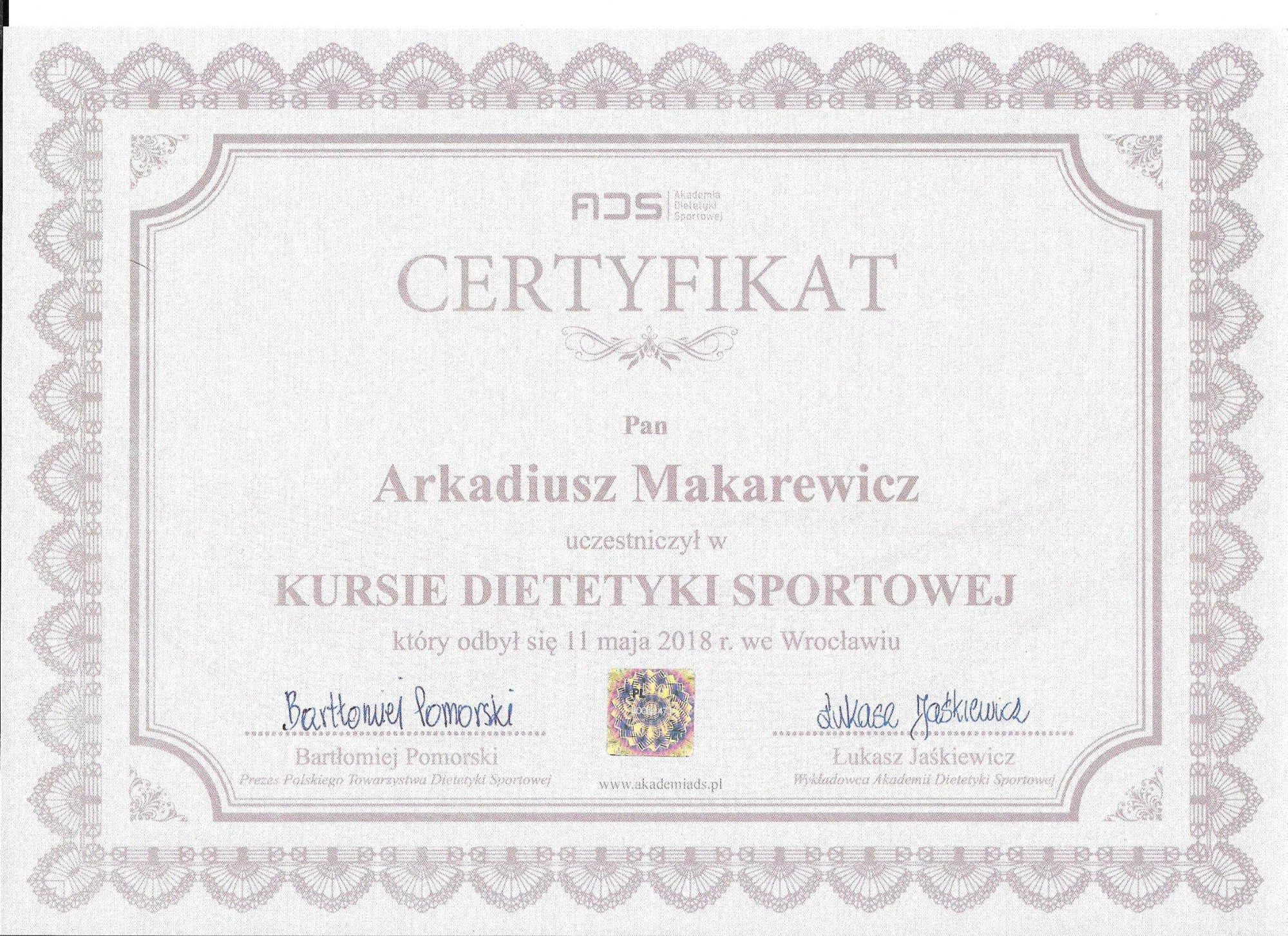Skan certyfikatu ukończenia kursu dietetyki sportowej dla Arkadiusza Makarewicza, wydanego przez Akademię Dietetyki Sportowej. Sygnatariusze: Bartłomiej Pomorski i Łukasz Jaśkiewicz.