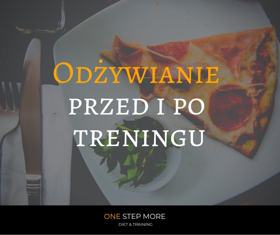 Kawałek pizzy pepperoni obok miseczki z zielonymi liśćmi na białym talerzu, widelcem i nożem, z tekstem 'Odżywianie przed i po treningu' oraz logo 'One Step More Diet & Training'.