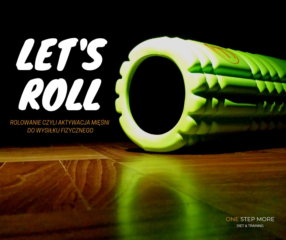 Zielony roller do masażu mięśni na drewnianej podłodze z napisem 'Let's Roll' i hasłem 'Rolowanie czyli aktywacja mięśni do wysiłku fizycznego', w tle logo 'One Step More Diet & Training'.