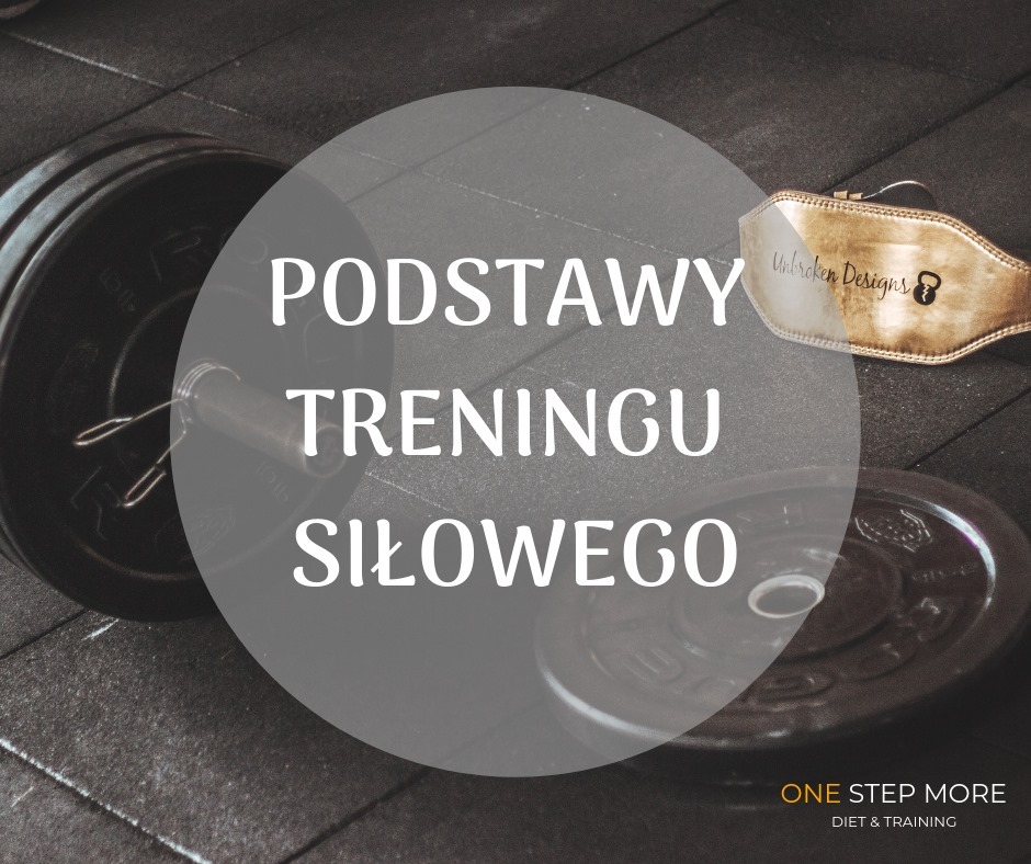 Ciężary do ćwiczeń siłowych, skórzany pas treningowy z logo Unbroken Designs oraz napis PODSTAWY TRENINGU SIŁOWEGO na tle gumowej podłogi siłowni.