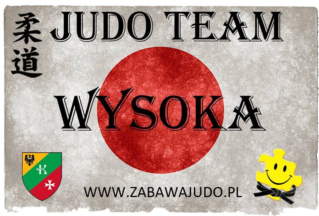 Grafika Judo Team Wysoka z symbolem japońskiej flagi, herbem i żółtą uśmiechniętą puzzlą z czarnym pasem, na teksturowanym tle.