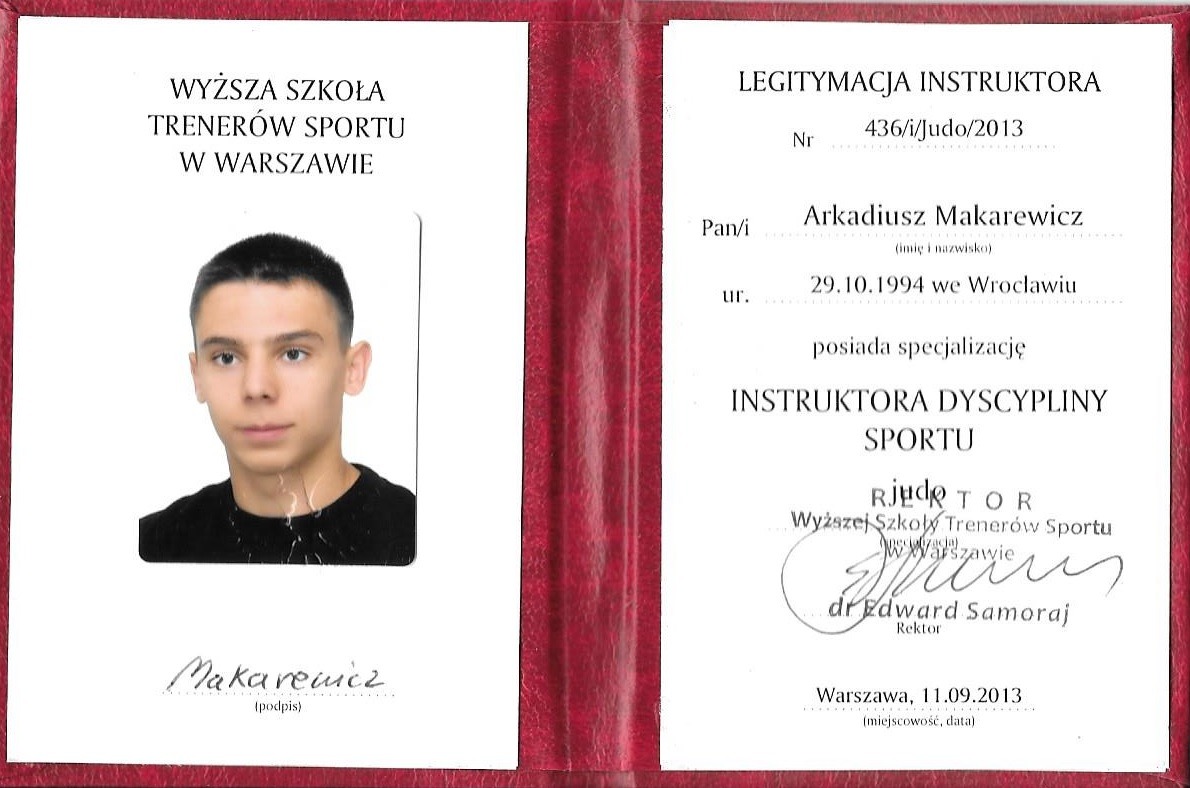 Skan legitymacji instruktora sportu z fotografią Arkadiusza Makarewicza, specjalizacja Judo, wydana przez Wyższą Szkołę Trenerów Sportu w Warszawie, data wydania 11.09.2013.