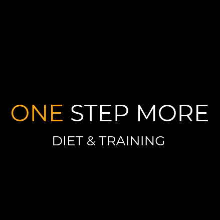 Logo firmy 'ONE STEP MORE' z napisem 'DIET & TRAINING' na czarnym tle, gdzie 'ONE' jest koloru pomarańczowego.