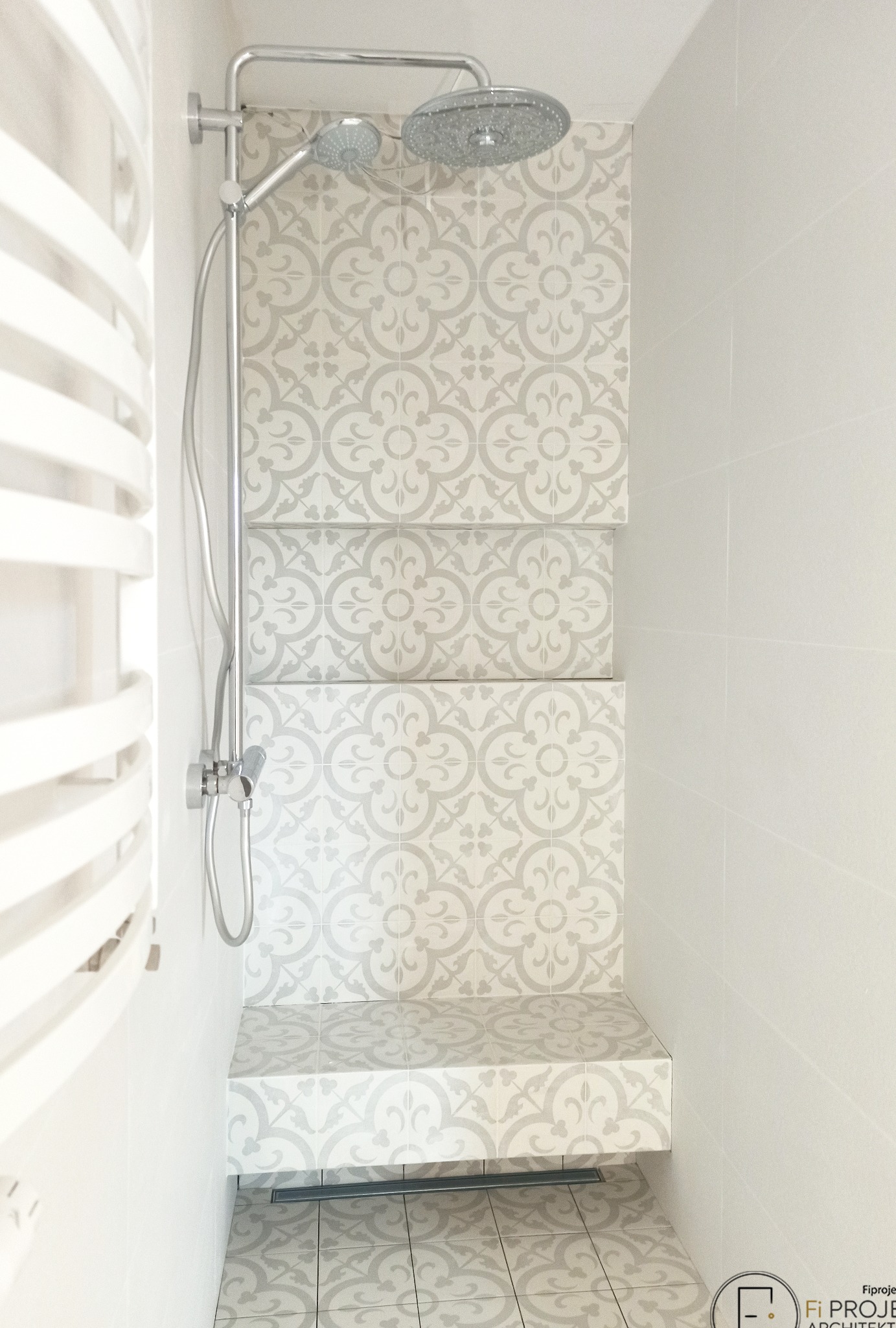 Fragment projektu łazienki pracowni projektowania wnętrz Fi Projekt. Łazienka podczas prac wykończeniowych.