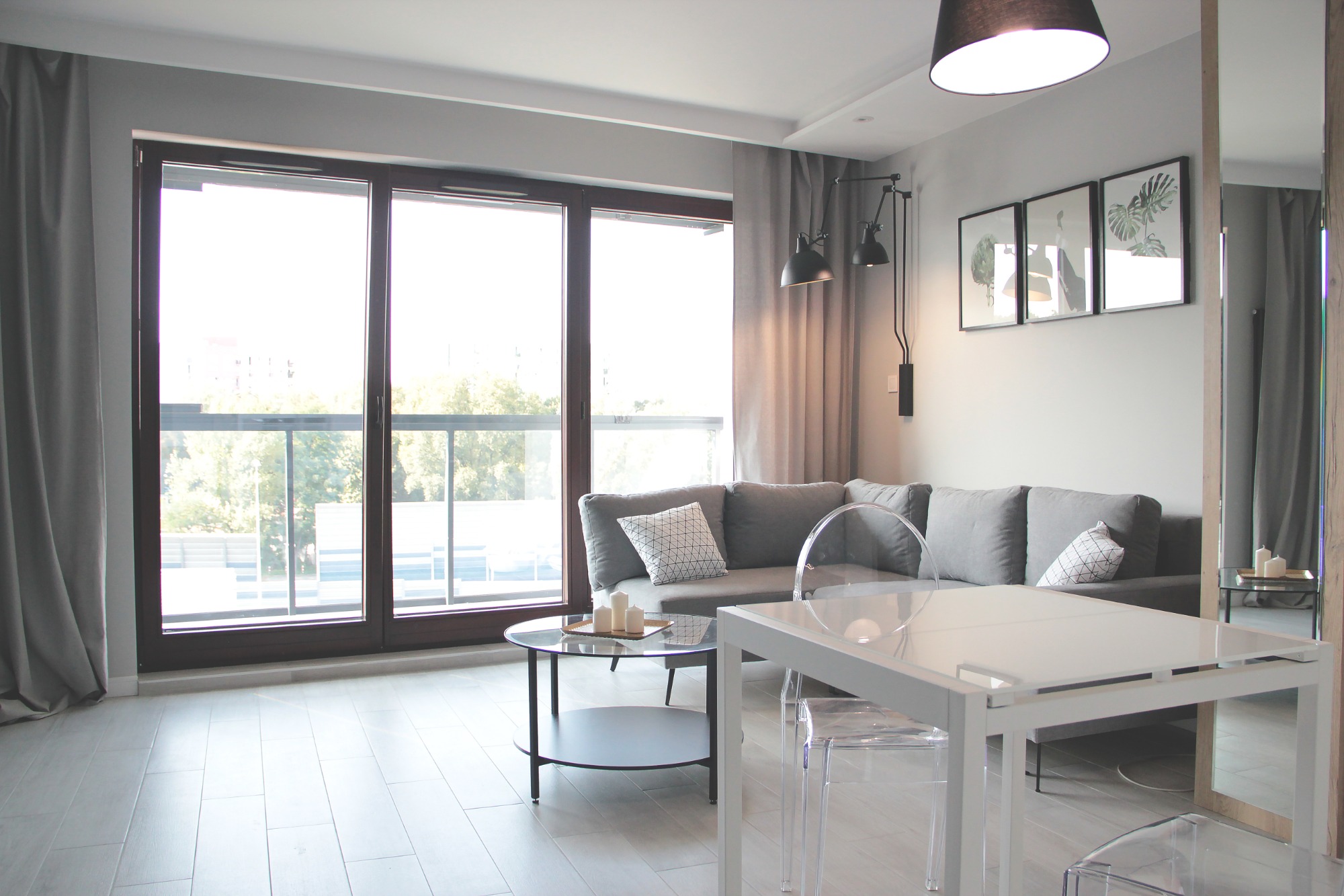 Nowoczesny salon z kuchnią w Warszawie