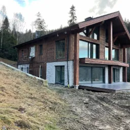 Szczyrk 2029/2020 Dom murowany z elewacją z drewna i kamienia naturalnego.