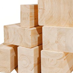 Drewno klejone warstwowo BSH z języka niemieckiego "Brettschnittholz" Drewno klejone to materiał konstrukcyjny składający się z warstw drewna, które są ze sobą klejone w celu uzyskania większej wytrzymałości i stabilności. 