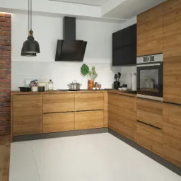 Nowoczesna kuchnia z drewnianymi szafkami, czarnym okapem i ceglaną ścianą w tle, oświetlona wiszącymi lampami.