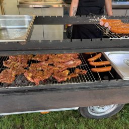 Foodtruck z grillem: karkówka, kiełbasa, szaszłyki, ziemniaki z masłem i koperkiem, ogórek kiszony swojski, surówki 