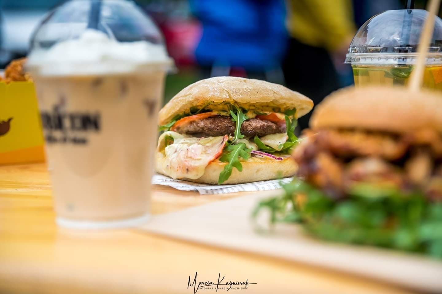 Grillowana ciabatta z sezonowaną wołowiną, camembertem, chorizo, rukolą i agrestem.