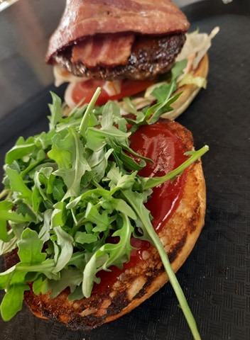 Burger z sezonowaną wołowiną