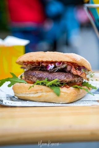 Grillowana ciabatta z sezonowaną wołowiną na ostro ze świeżymi papryczkami habanero.