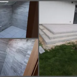 Kolaż: Częściowo wykończona łazienka z szarymi płytkami imitującymi marmur i białą podłogą, widok zza drewnianej futryny, oraz taras z szarej kostki brukowej i schodami, przylegający do białego...