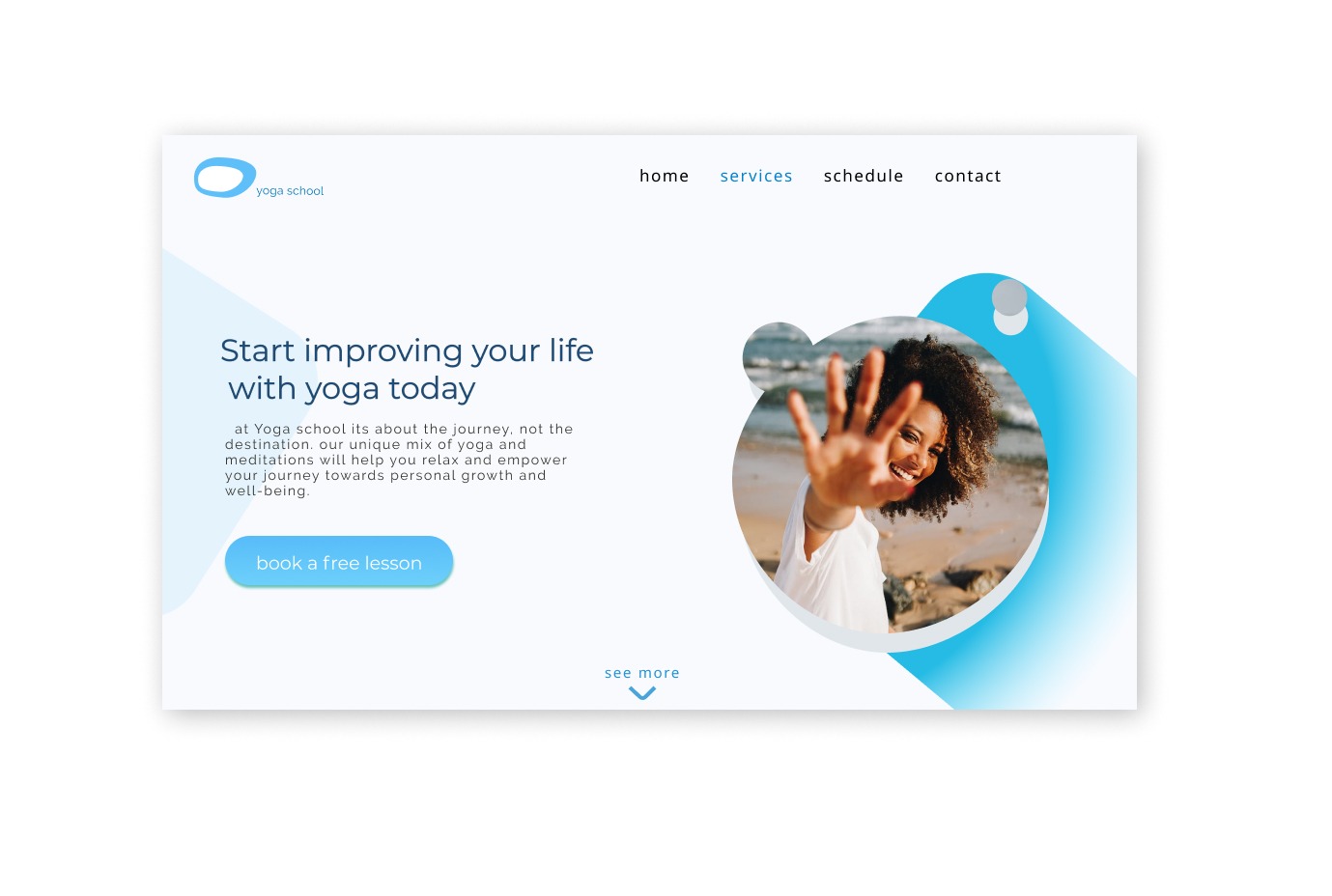 Projekt strony internetowej szkoły jogi z uśmiechniętą kobietą na plaży w okrągłym elemencie graficznym.