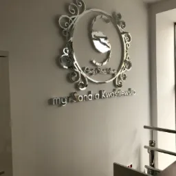 Produkcja i montaż logo wykonane ze styroduru z licem pleksi srebrne lustro