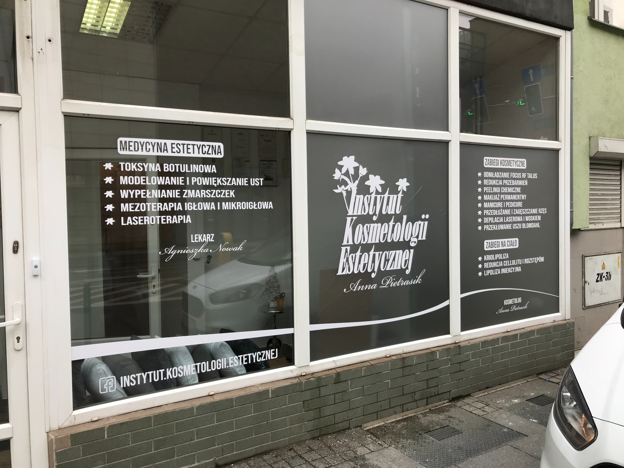 Projekt, produkcja i montaż na witrynie. folia szroniona od środka a od zewnątrz folia ploterowa