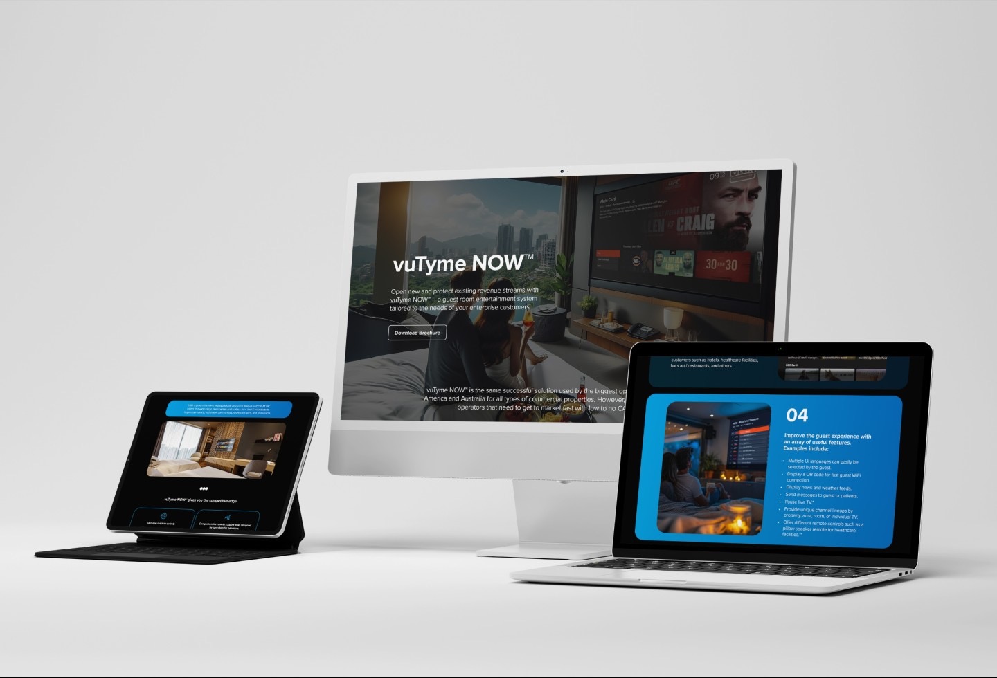 Monitory i tablet prezentują interfejs systemu rozrywki dla gości hotelowych, z widokiem pokoju hotelowego i filmem na ekranie telewizora.