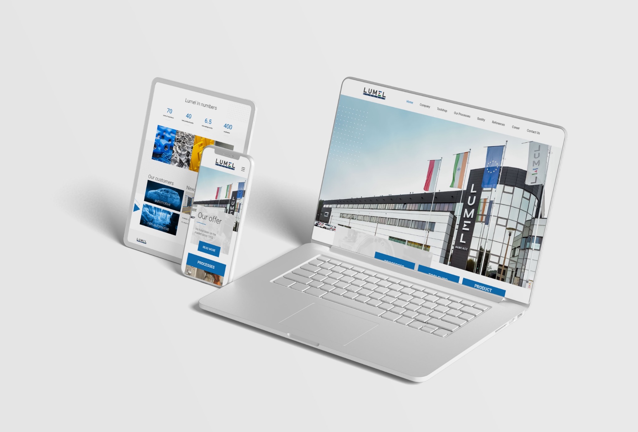 Responsywna strona internetowa firmy Lumel prezentowana na laptopie, tablecie i smartfonie na białym tle. Widoczne flagi Polski, Indii i Unii Europejskiej przed budynkiem firmy.