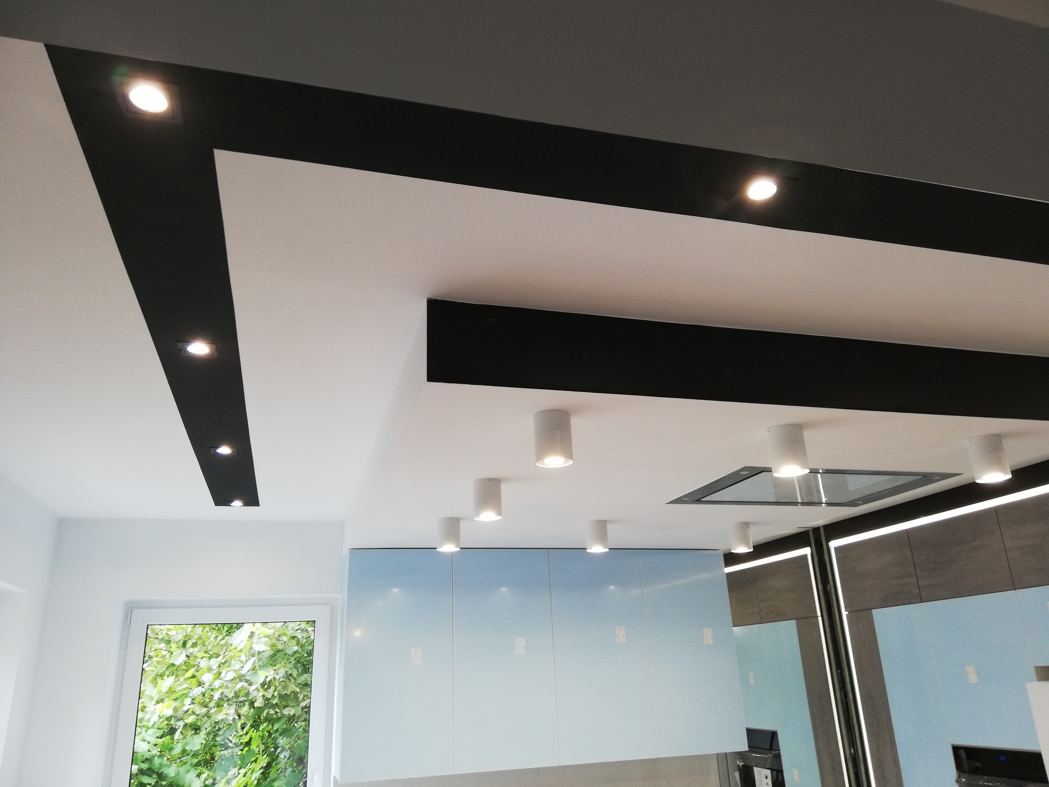 nowoczesny kuchenny sufit